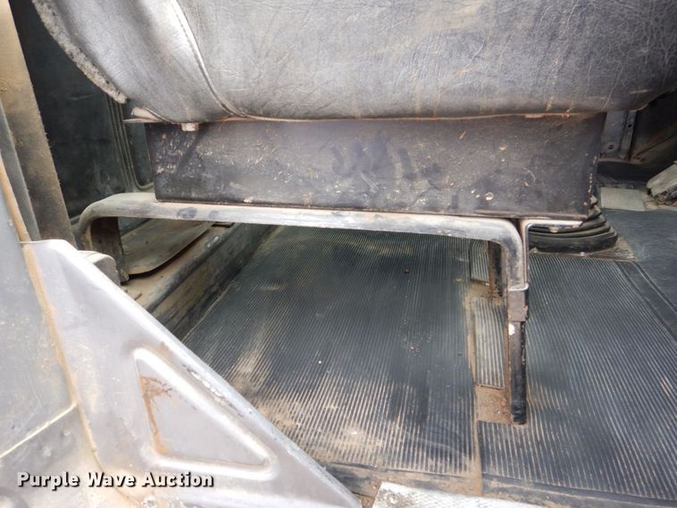 image for item DS8229 2001 Mack RD690S  semi truck