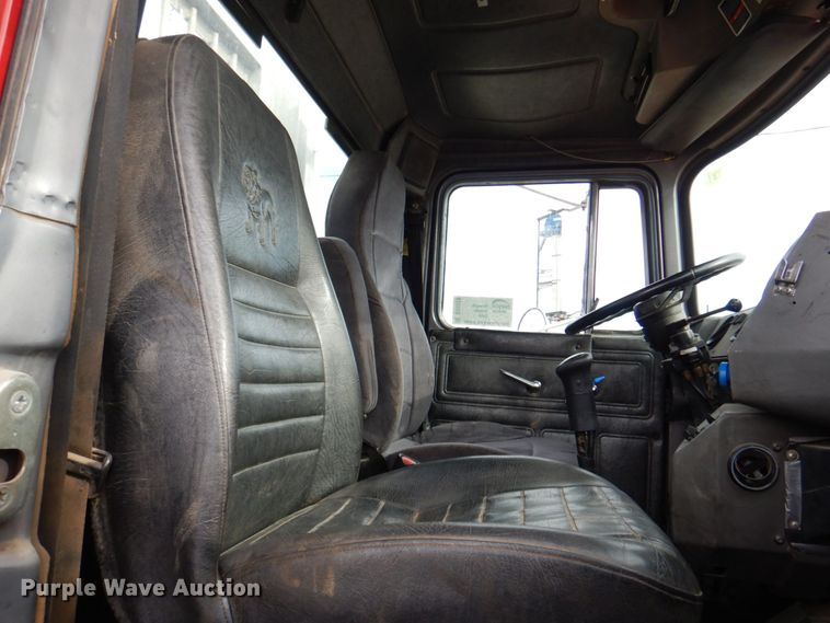 image for item DS8229 2001 Mack RD690S  semi truck