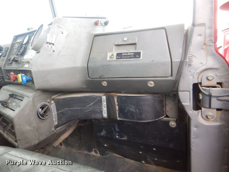 image for item DS8229 2001 Mack RD690S  semi truck