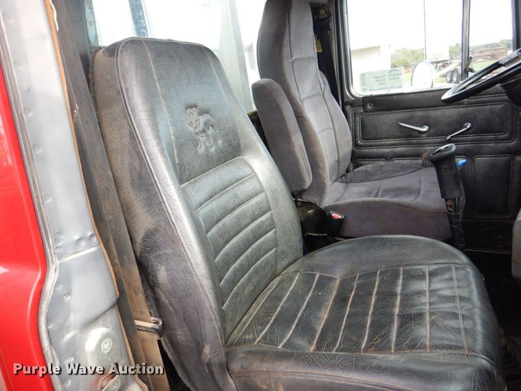 image for item DS8229 2001 Mack RD690S  semi truck