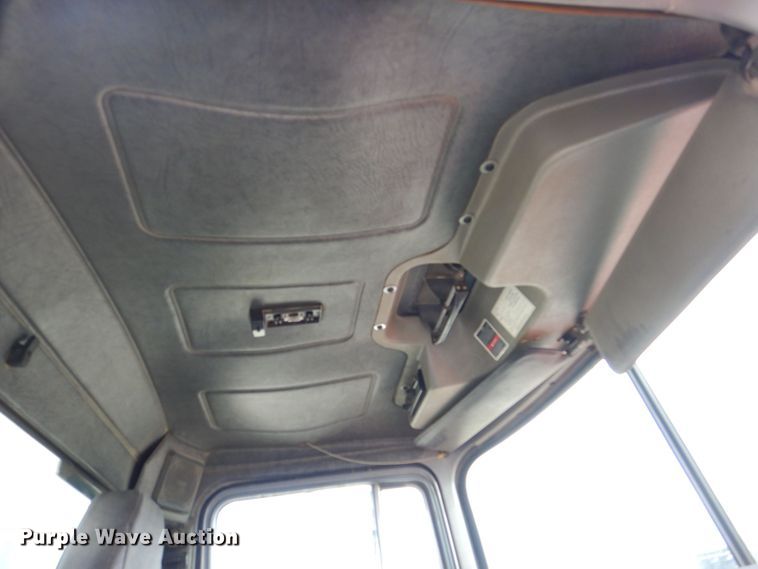 image for item DS8229 2001 Mack RD690S  semi truck