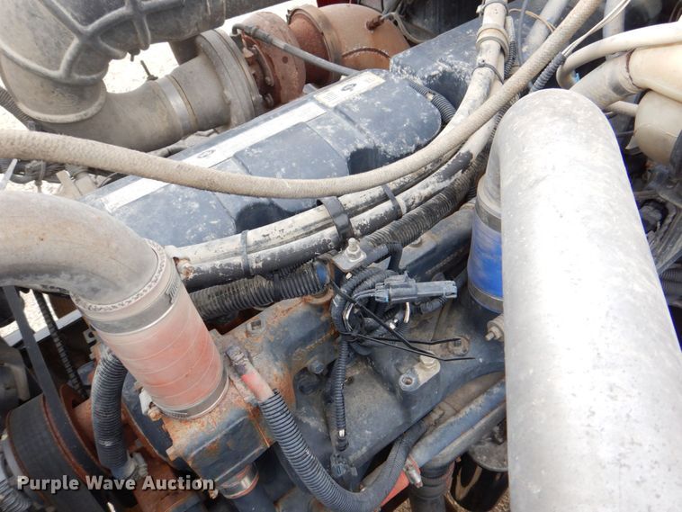 image for item DS8229 2001 Mack RD690S  semi truck