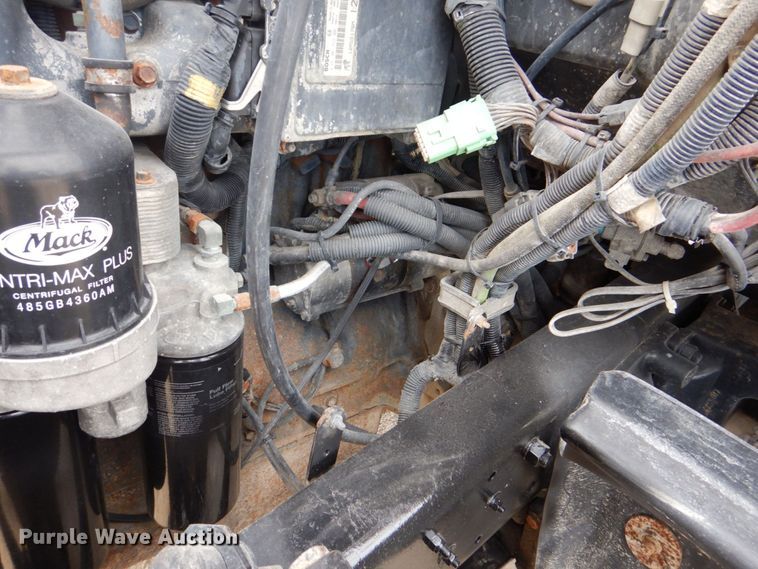 image for item DS8229 2001 Mack RD690S  semi truck