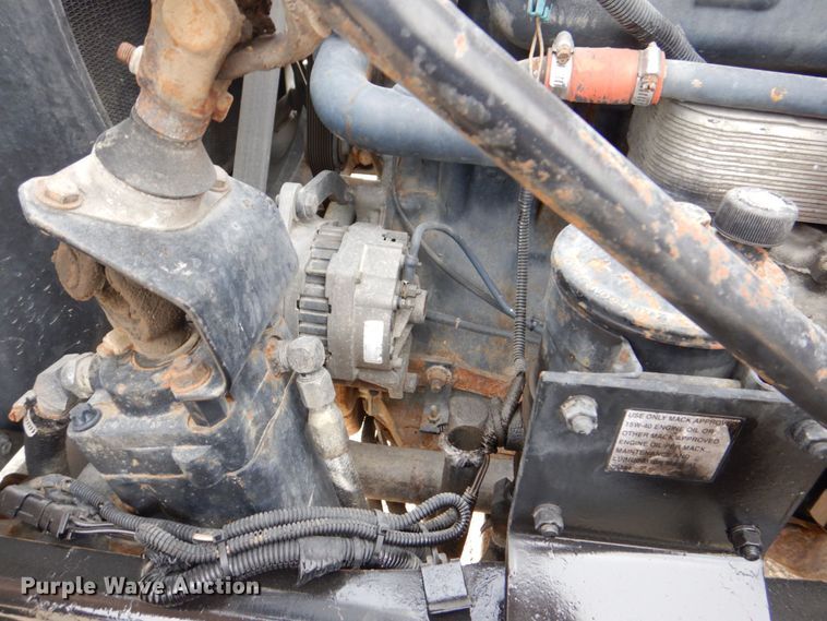 image for item DS8229 2001 Mack RD690S  semi truck