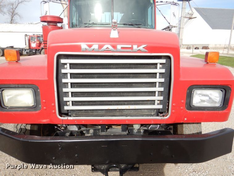 image for item DS8229 2001 Mack RD690S  semi truck