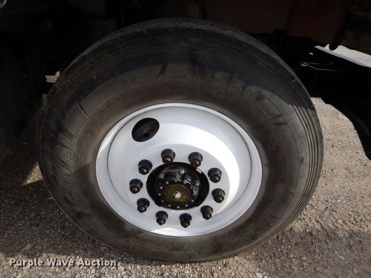 image for item DS8229 2001 Mack RD690S  semi truck