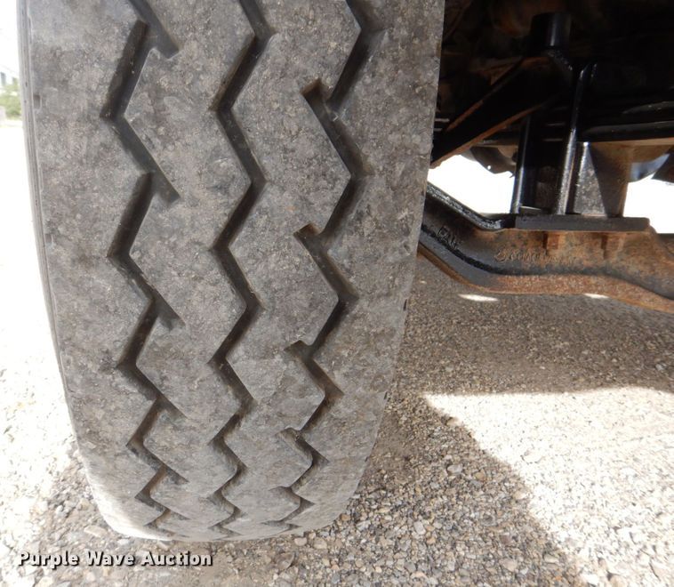 image for item DS8229 2001 Mack RD690S  semi truck