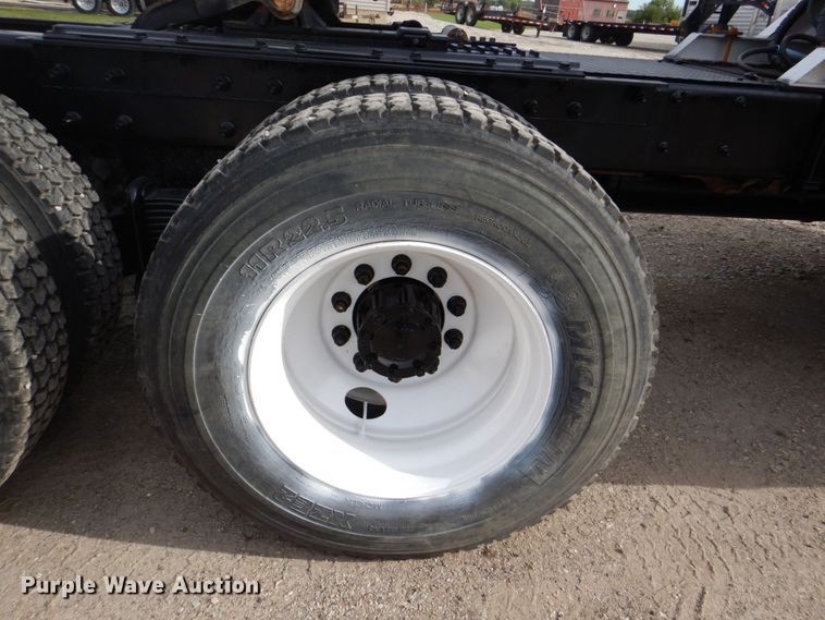 image for item DS8229 2001 Mack RD690S  semi truck