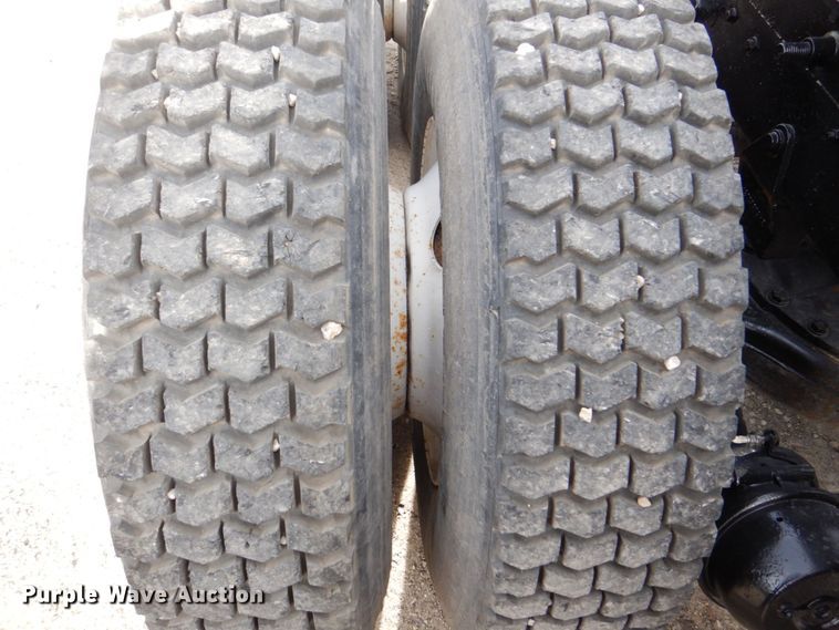 image for item DS8229 2001 Mack RD690S  semi truck