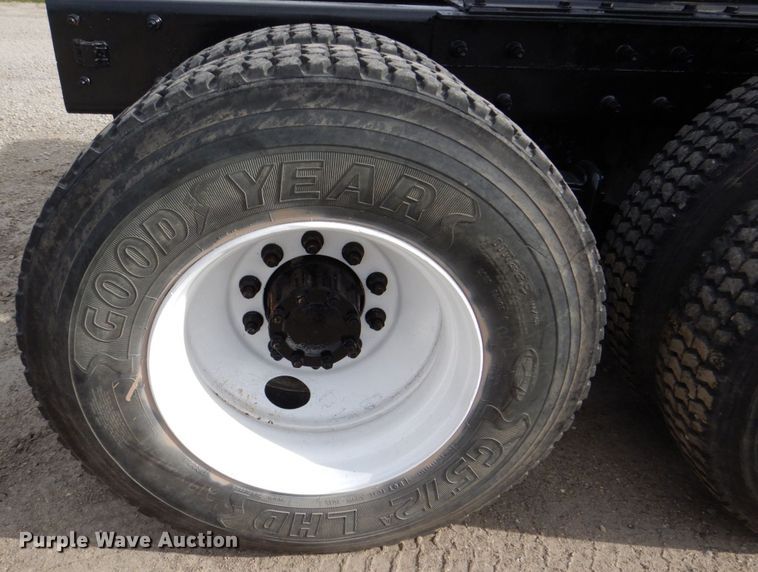 image for item DS8229 2001 Mack RD690S  semi truck