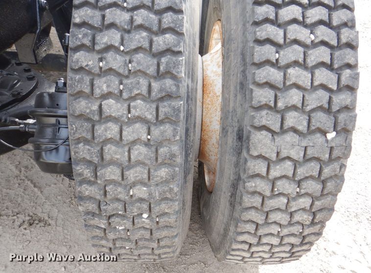 image for item DS8229 2001 Mack RD690S  semi truck