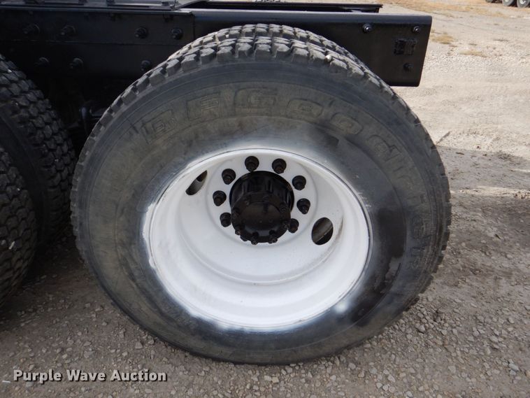 image for item DS8229 2001 Mack RD690S  semi truck