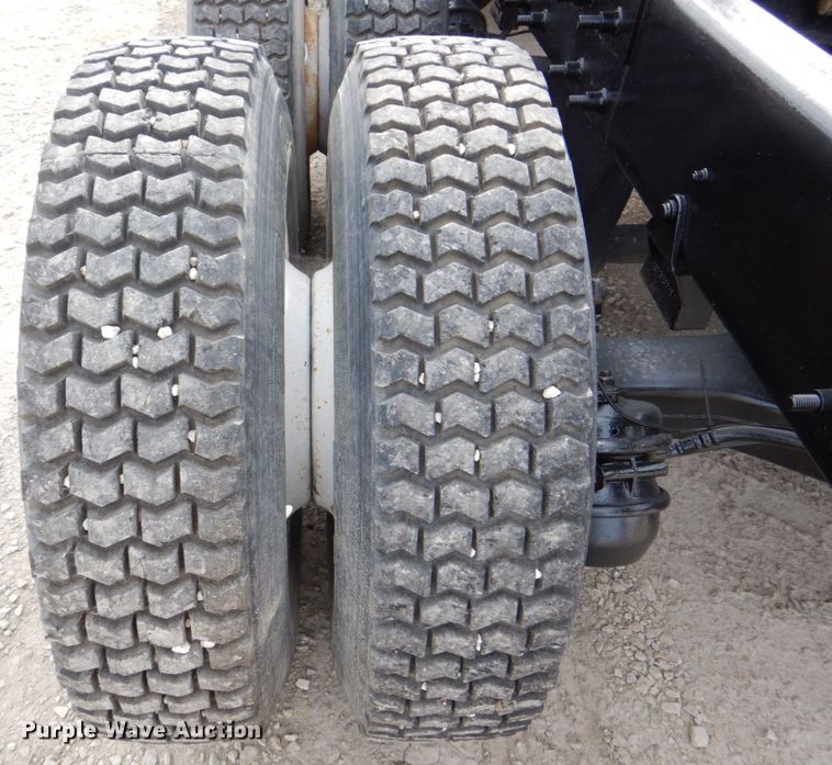 image for item DS8229 2001 Mack RD690S  semi truck