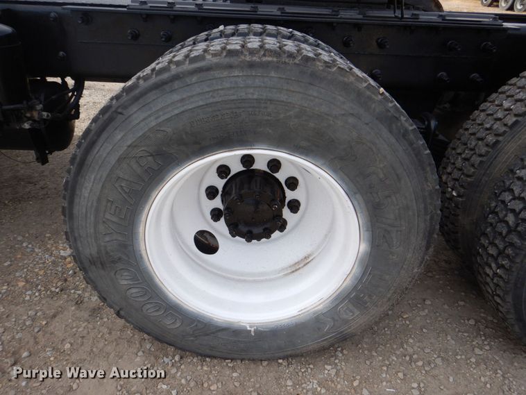 image for item DS8229 2001 Mack RD690S  semi truck