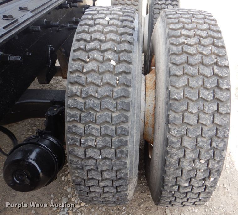 image for item DS8229 2001 Mack RD690S  semi truck