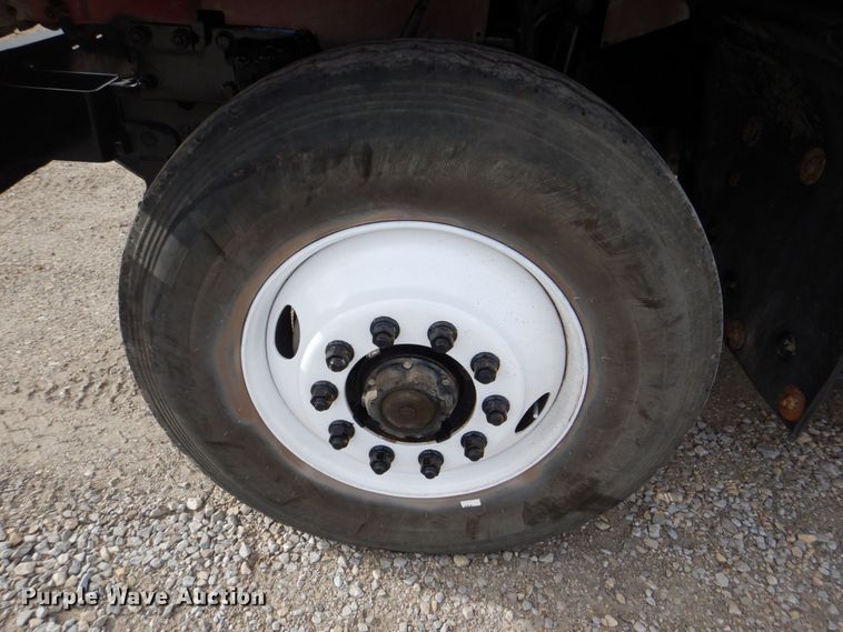 image for item DS8229 2001 Mack RD690S  semi truck