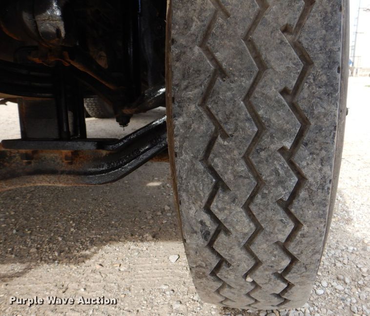 image for item DS8229 2001 Mack RD690S  semi truck