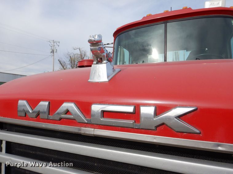 image for item DS8229 2001 Mack RD690S  semi truck