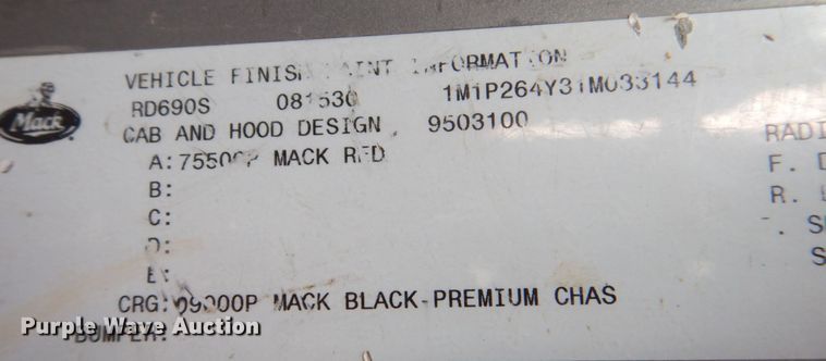 image for item DS8229 2001 Mack RD690S  semi truck