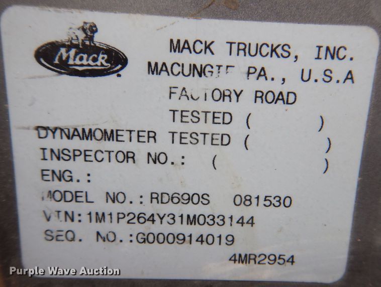 image for item DS8229 2001 Mack RD690S  semi truck