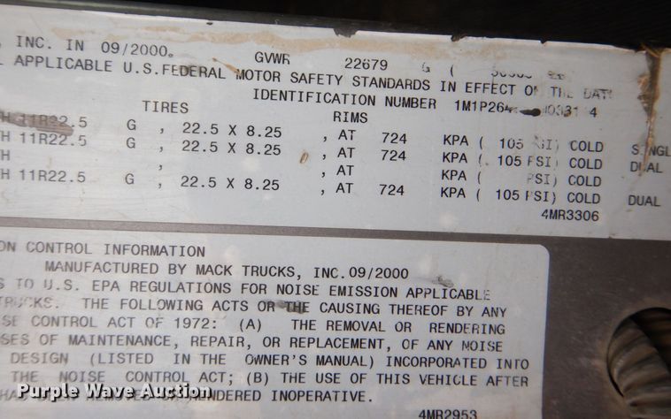 image for item DS8229 2001 Mack RD690S  semi truck