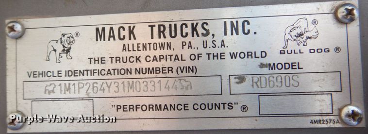 image for item DS8229 2001 Mack RD690S  semi truck