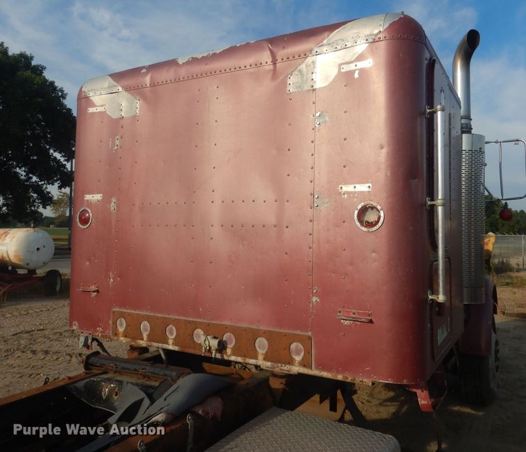 image for item HU9446 1987 Freightliner FLC12064 semi truck