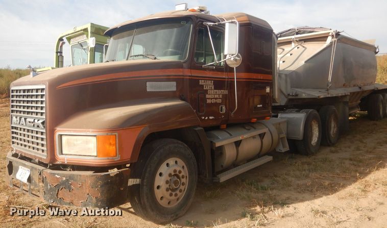 image for item HU9448 1993 Mack CH613 semi truck