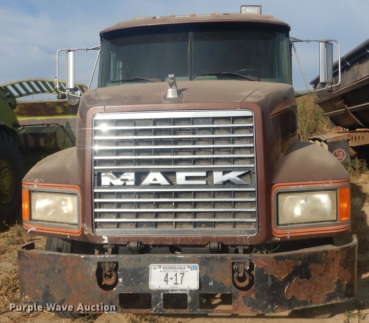 image for item HU9448 1993 Mack CH613 semi truck