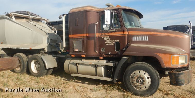 image for item HU9448 1993 Mack CH613 semi truck