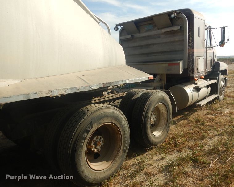 image for item HU9448 1993 Mack CH613 semi truck