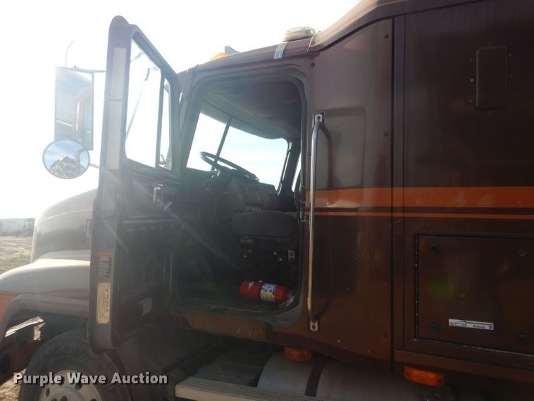 image for item HU9448 1993 Mack CH613 semi truck