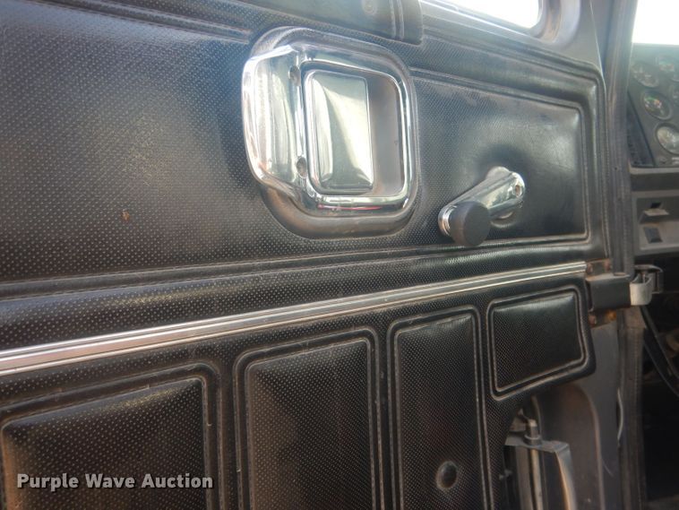 image for item HU9448 1993 Mack CH613 semi truck