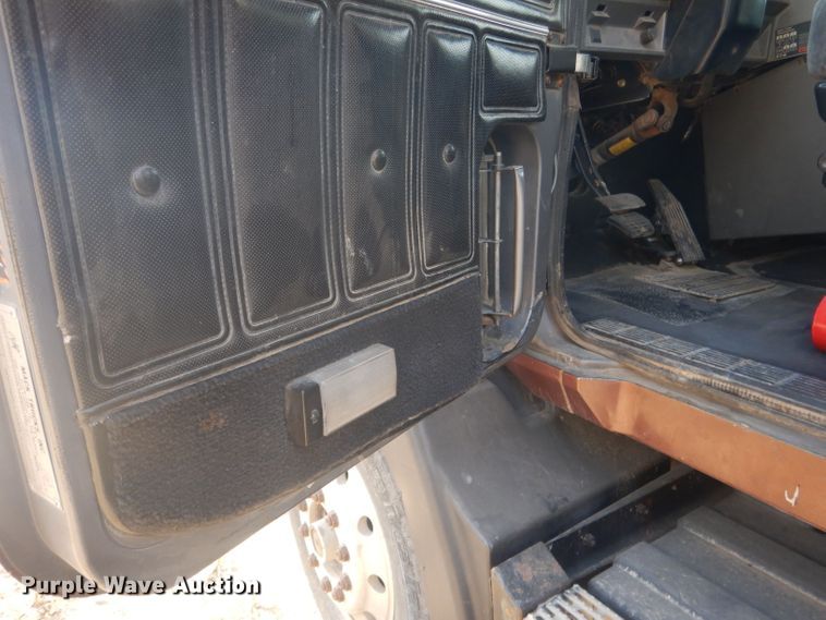 image for item HU9448 1993 Mack CH613 semi truck