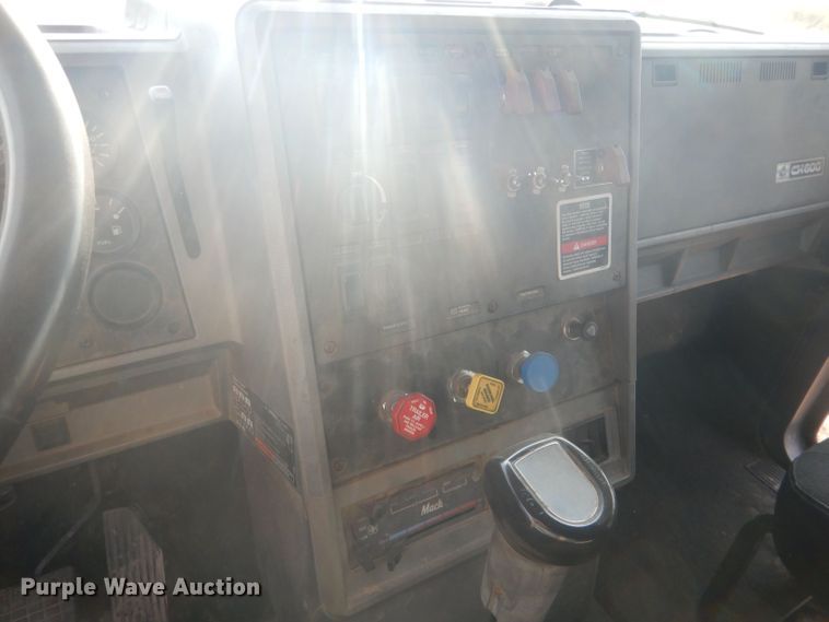 image for item HU9448 1993 Mack CH613 semi truck