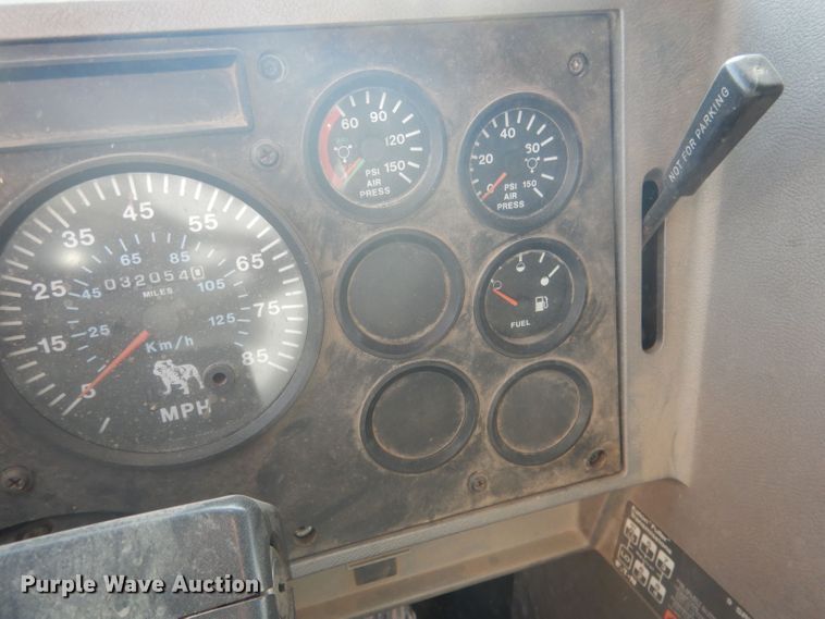 image for item HU9448 1993 Mack CH613 semi truck