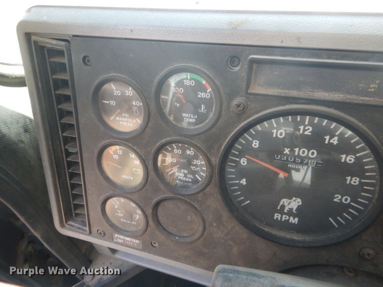 image for item HU9448 1993 Mack CH613 semi truck