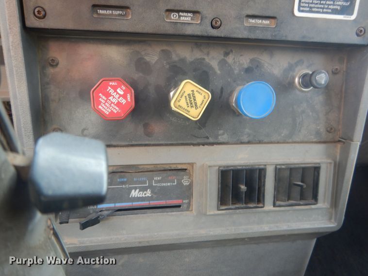 image for item HU9448 1993 Mack CH613 semi truck