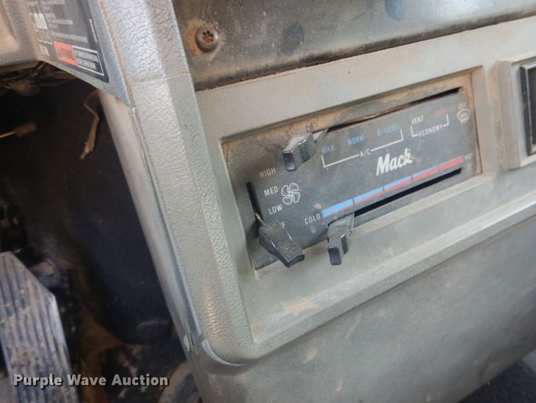 image for item HU9448 1993 Mack CH613 semi truck