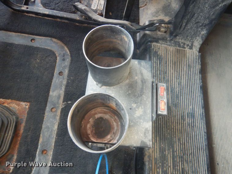 image for item HU9448 1993 Mack CH613 semi truck