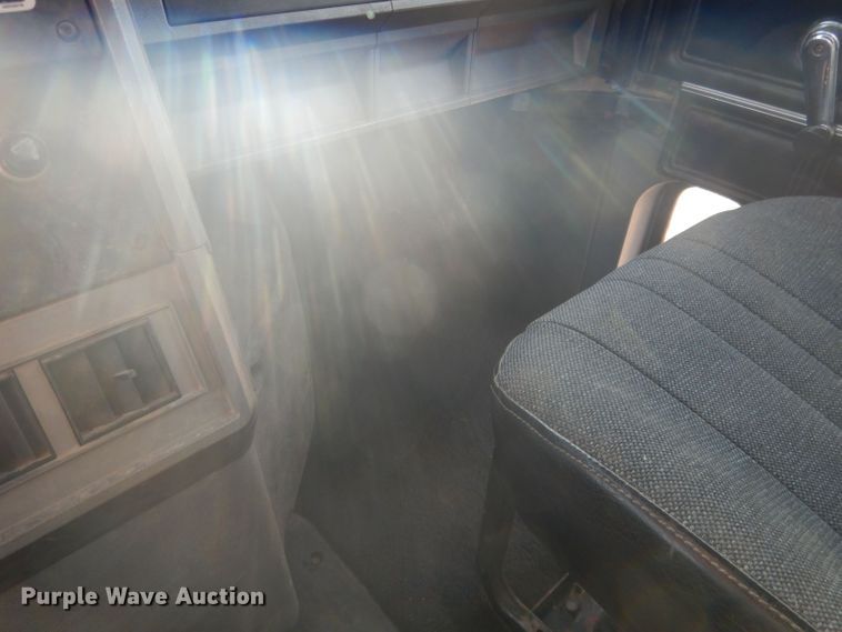 image for item HU9448 1993 Mack CH613 semi truck