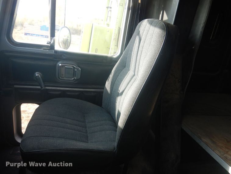 image for item HU9448 1993 Mack CH613 semi truck