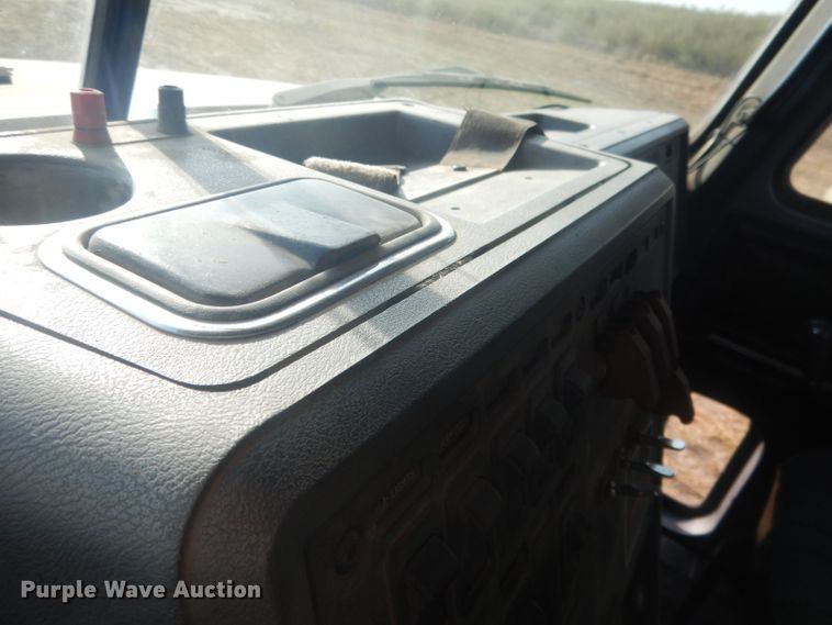 image for item HU9448 1993 Mack CH613 semi truck