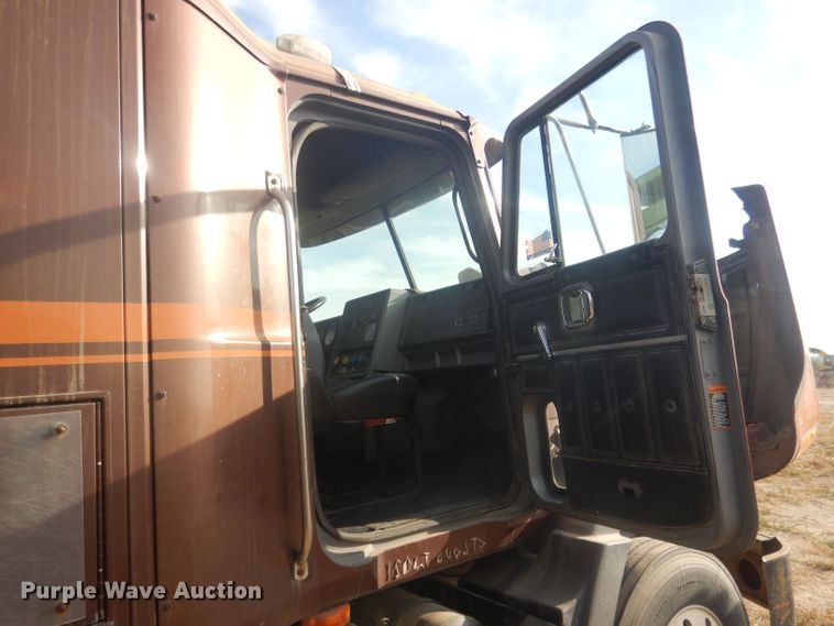 image for item HU9448 1993 Mack CH613 semi truck