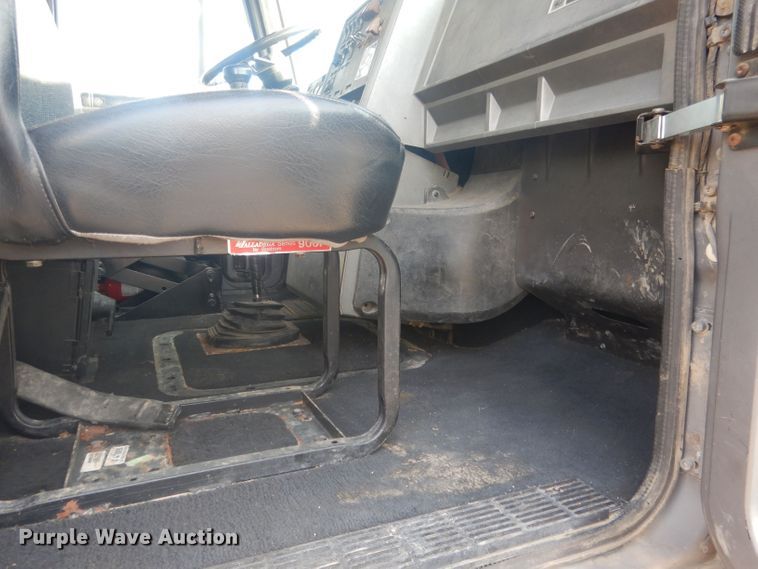 image for item HU9448 1993 Mack CH613 semi truck