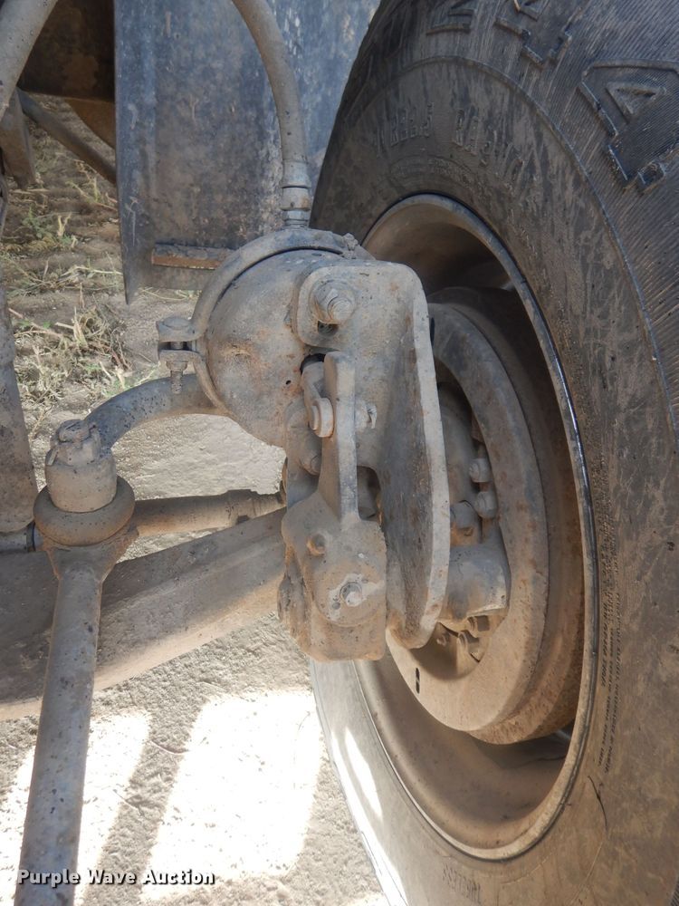 image for item HU9448 1993 Mack CH613 semi truck