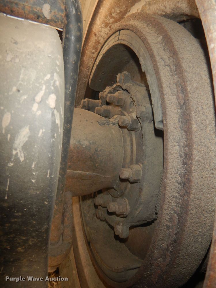 image for item HU9448 1993 Mack CH613 semi truck