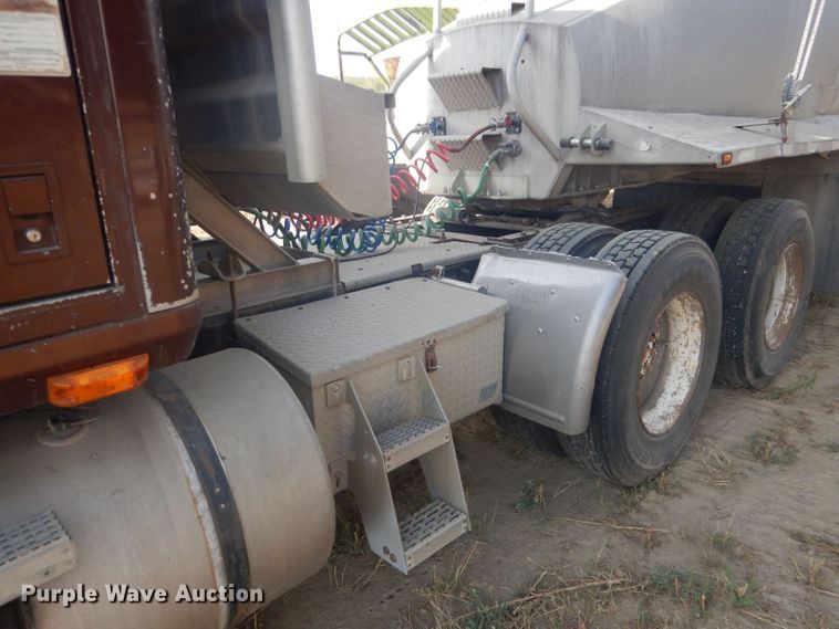 image for item HU9448 1993 Mack CH613 semi truck