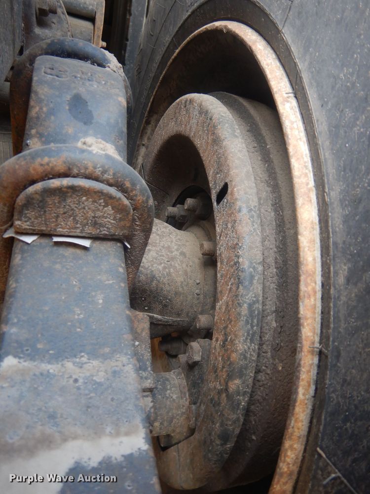 image for item HU9448 1993 Mack CH613 semi truck