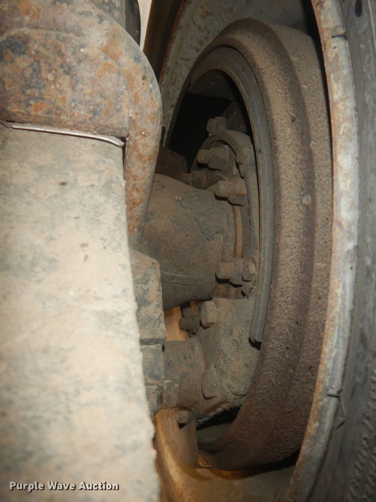 image for item HU9448 1993 Mack CH613 semi truck